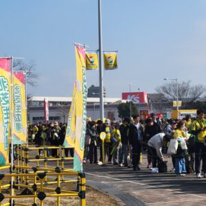 入場ゲートに並ぶジェフサポーター