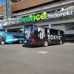 互いのチームバス