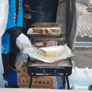 ししゃもを炭火で焼く様子