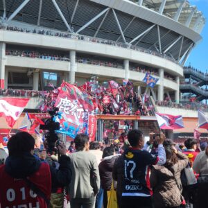 バス待ちをする鹿島サポ
